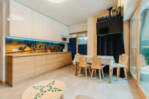 Kuchyňa alebo kuchynka v ubytovaní Apartamenty Sobiczkowa