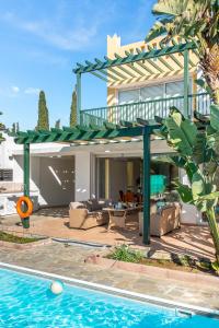 eine Villa mit Swimmingpool und ein Haus in der Unterkunft Villa Poseidon Gardens by Ezoria Villas in Larnaka