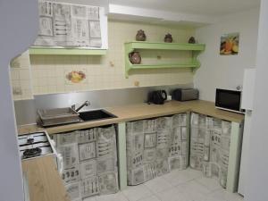 Kuchyňa alebo kuchynka v ubytovaní Châteaudouble : appartement au calme