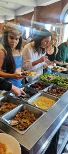grupa kobiet przygotowujących jedzenie w formie bufetu w obiekcie Hotel Silver Falls - Nuwara Eliya w mieście Nuwara Eliya