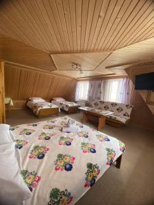 Habitación grande con cama y mesa. en U Lassaków, en Poronin