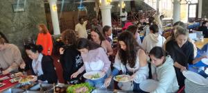 Hotel Silver Falls - Nuwara Eliya في نوارا إليا: مجموعة من الناس يأكلون الطعام في حفلة
