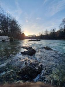 een uitzicht op een rivier met rotsen in het water bij Ferienwohnung Schlafende Hexe in Bad Reichenhall