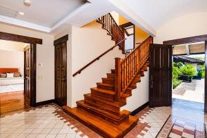 una escalera en una casa con paredes blancas en Luxury Vacation Rentals At Hacienda Pinilla, en Tamarindo