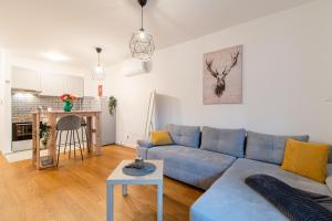 sala de estar con sofá azul y mesa en Flexible SelfCheckIns 39 - Zagreb - Parking - New en Zagreb