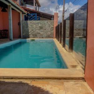 uma piscina com água azul numa casa em B&B Beach House Pousada Exclusiva pés na água Pontal do Peba única em Alagoas em Pontal do Peba