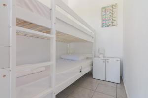 Uma ou mais camas em beliche num quarto em Stavros Hideaway 2 bedroom 6 persons house.
