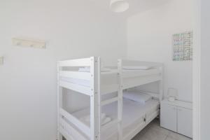 Uma ou mais camas em beliche num quarto em Stavros Hideaway 2 bedroom 6 persons house.