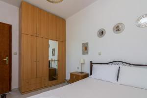 Uma cama ou camas num quarto em Stavros Hideaway 2 bedroom 6 persons house.