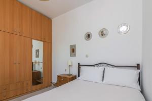 Uma cama ou camas num quarto em Stavros Hideaway 2 bedroom 6 persons house.