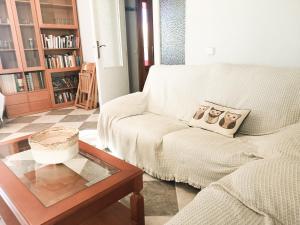 Posezení v ubytování Agradable casa con jardín: Casasola