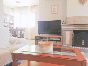 TV a/nebo společenská místnost v ubytování Agradable casa con jardín: Casasola