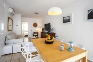 Televízia a/alebo spoločenská miestnosť v ubytovaní 1001 Apartamento para 4 personas by homeselectspain + 28 fotografií