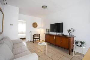 Televízia a/alebo spoločenská miestnosť v ubytovaní 1001 Apartamento para 4 personas by homeselectspain
