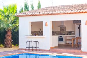 een villa met een zwembad en een huis bij Finca Les Oliveres in Benissa