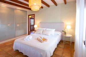 een slaapkamer met een bed met handdoeken erop bij Finca Les Oliveres in Benissa