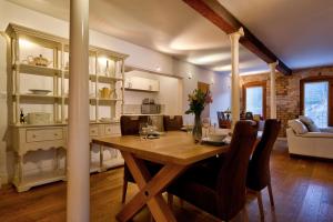 a kitchen and dining room with a wooden table and chairs at Luxury Stamford Centre Apartment 2Bed - The Old Seed Mill C in Stamford