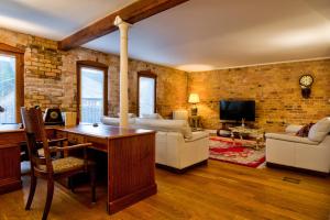 a living room with a brick wall at Luxury Stamford Centre Apartment 2Bed - The Old Seed Mill C in Stamford
