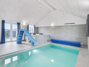 una piscina coperta con scivolo in una stanza di Seven-Bedroom Holiday home in Sydals a Høruphav