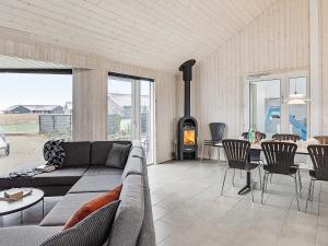 un soggiorno con divano e stufa a legna. di Seven-Bedroom Holiday home in Sydals a Høruphav