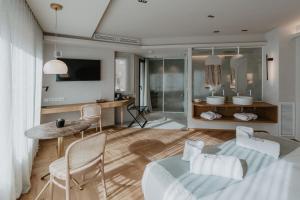 um quarto com uma cama, uma mesa e cadeiras em Hotel Petit Luxe em Terrassa