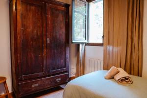 ein Schlafzimmer mit einem Bett mit zwei Handtüchern darauf in der Unterkunft LOS TILOS Casa rural en el campo. in Tordera