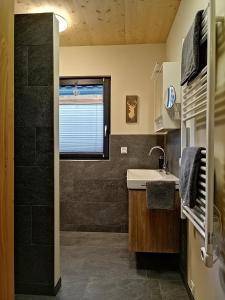 baño con lavabo y ventana en Hoamatgfühl, en Vorderhornbach