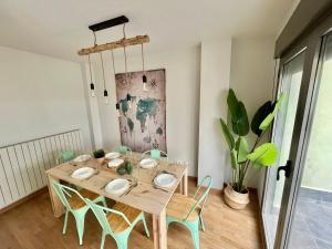 a dining room with a wooden table and chairs at Apartamento Vive Zaragoza IV in Zaragoza
