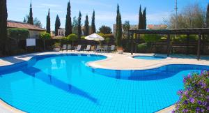 une grande piscine d'eau bleue dans l'établissement Apartment U2 - Zias, à Kouklia