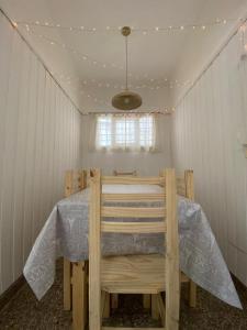 1 dormitorio con mesa y ventana en una habitación en Casa MAR DEL PLATA. Zona Guemes - Playa Grande en Mar del Plata