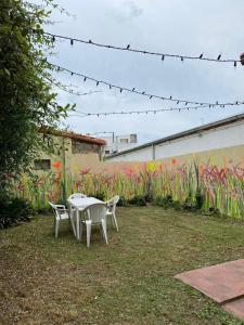 una mesa y sillas en un patio con graffiti en Casa MAR DEL PLATA. Zona Guemes - Playa Grande en Mar del Plata