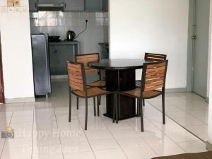uma mesa preta e cadeiras numa cozinha em Happy Home 26 Sri Sayang Batu Ferringhi em Batu Ferringhi