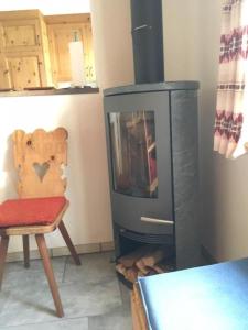Kuchyň nebo kuchyňský kout v ubytování Scuol in schönem Engadinerhaus