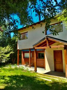 una casa con porche y garaje en La cabaña de bariloche en San Carlos de Bariloche