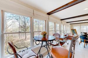 ユーレカ・スプリングスにあるPine Crest Lodgeのテーブルと椅子と窓のある部屋