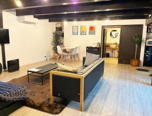 TV a/nebo společenská místnost v ubytování ENSO Residence 古民家一棟貸切宿 東近江市五個荘 ペット可 定員6名