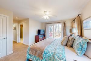 ユーレカ・スプリングスにあるPine Crest Lodgeのベッドと天井扇風機のある寝室