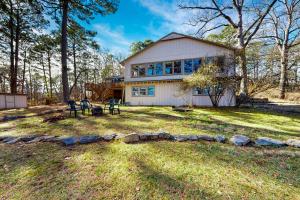ユーレカ・スプリングスにあるPine Crest Lodgeの大きな白い家