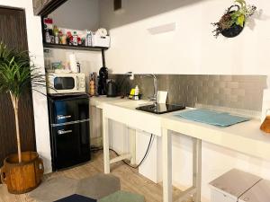 Eldhús eða eldhúskrókur á ENSO Residence 古民家一棟貸切宿 東近江市五個荘 ペット可 定員6名