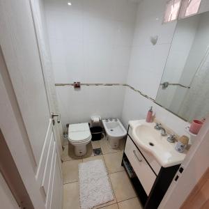 ein weißes Badezimmer mit Toilette und Waschbecken in der Unterkunft Salta Hills in Salta + 18 Fotos