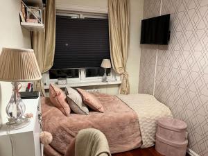 1 dormitorio con cama con almohadas y ventana en Oslo City Apartment, en Oslo