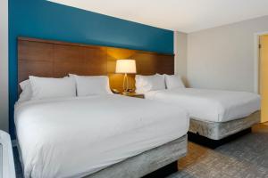 Postel nebo postele na pokoji v ubytování Staybridge Suites Orlando Royale Parc Suites by IHG