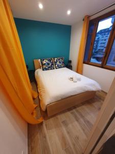 małą sypialnię z łóżkiem z oknem w obiekcie Le Thiou - Apartment for 4 people 5 minutes from the center w Annecy +3 zdjęcia