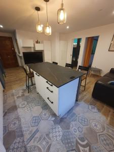salon z wyspą w środku pokoju w obiekcie Le Thiou - Apartment for 4 people 5 minutes from the center w Annecy