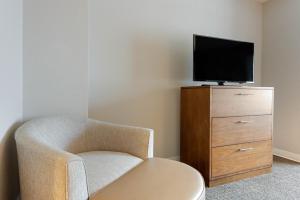 TV a/nebo společenská místnost v ubytování Staybridge Suites Orlando Royale Parc Suites by IHG