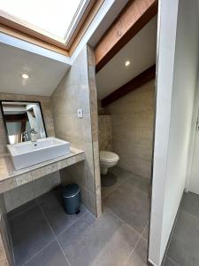 łazienka z umywalką i toaletą w obiekcie Villa Colombo w mieście Bonifacio +17 zdjęć