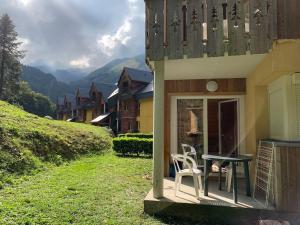patio con tavolo e sedia su una casa di T3 idéal ski et randonnée en famille a Cauterets