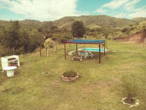 altana ze stołem piknikowym na polu w obiekcie Cabaña Los Sauces w mieście San Luis