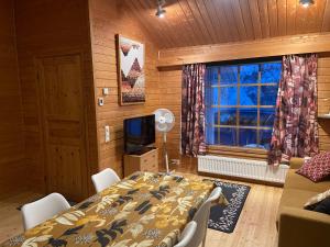sypialnia z łóżkiem i telewizorem w pokoju w obiekcie Panoraama 2 w mieście Saariselkä