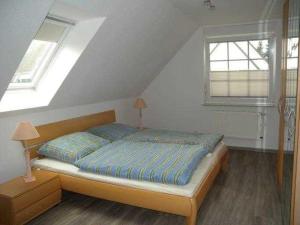 - une chambre avec un lit et 2 fenêtres dans l'établissement Trassenheide Strandgalopp am Walde Wohnung W1TE, à Trassenheide